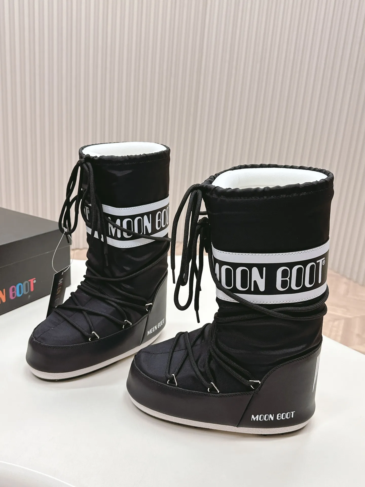 Men's men's shoes pP620! Fabric high boots Moon Boot 24ss The latest snow boots series for autumn and winter... Ugly snow short boots Forget UGG, fashionable people are wearing Moon Boot snow boots. If you find it difficult to accept the revival of UGG, now there is a more alternative snow boot that is back. It is 4 cm taller, that is the Moon Boot. It was already very popular in the millennium. Paris Hilton, Victoria Beckham and other celebrities often wore it, and now the Y2K trend is popular again. The same QQ show outfit worn by young children. The ugly snow boots that have been shown by thousands of people have become popular again. They are not distinguished between men and women. They look slim and warm and easy to wear. Fabric: 70% cotton and 30% plastic. Lining: 100% silk cotton liner. Feet: 100% silk cotton liner. Outsole: thermoplastic rubber. Bottom thickness: 4cm. Size: #35-41 (41 customization is not returnable).